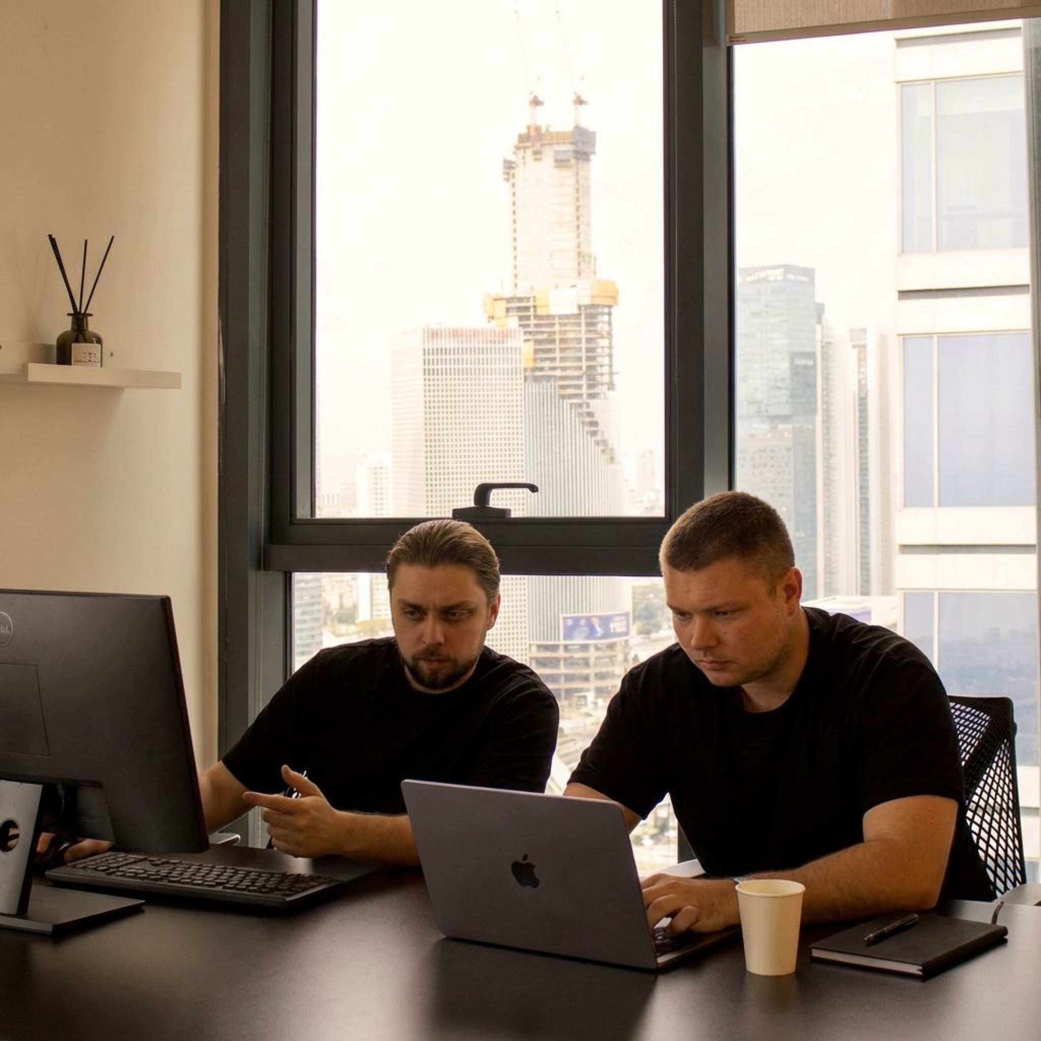 מייסדי Clean Team עובדים על תכנון שירותי ניקיון במשרד