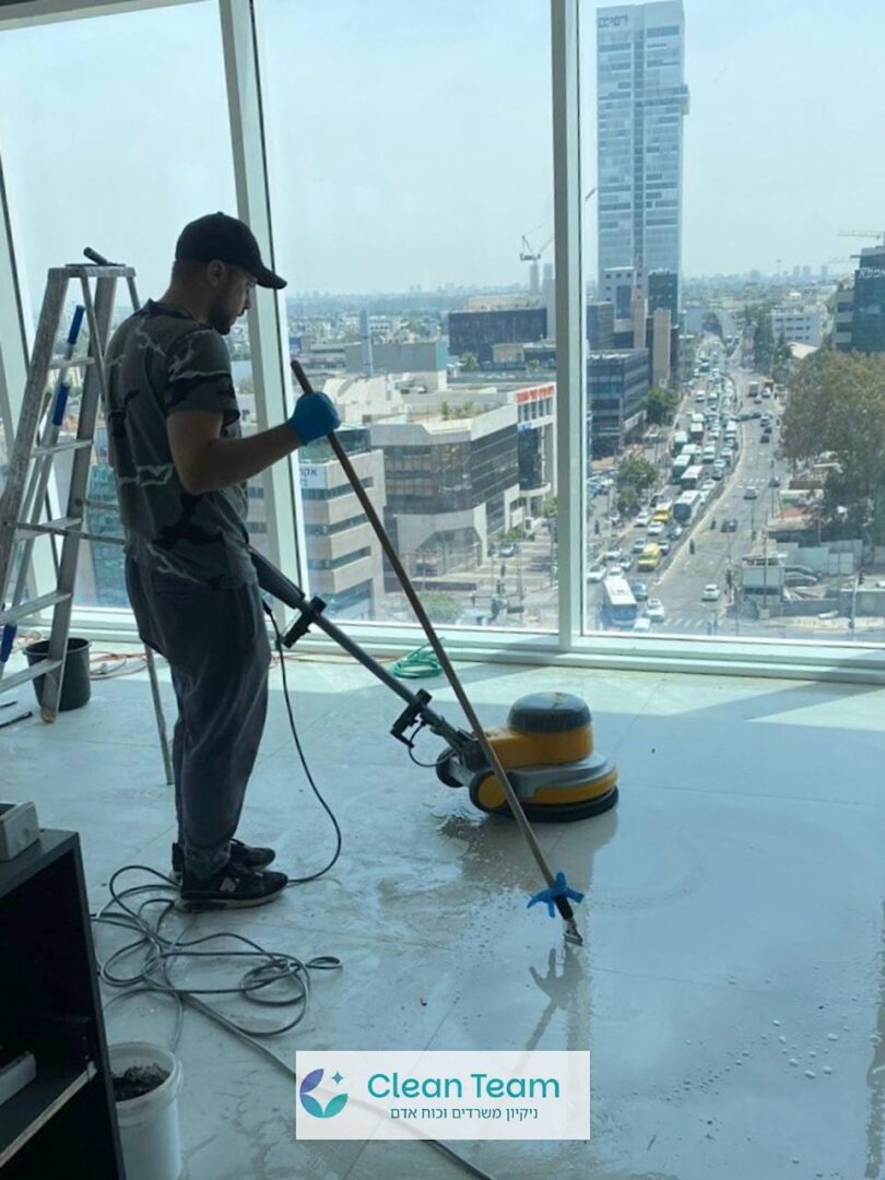 פוליש רצפות משרד במגדל עם נוף פנורמי