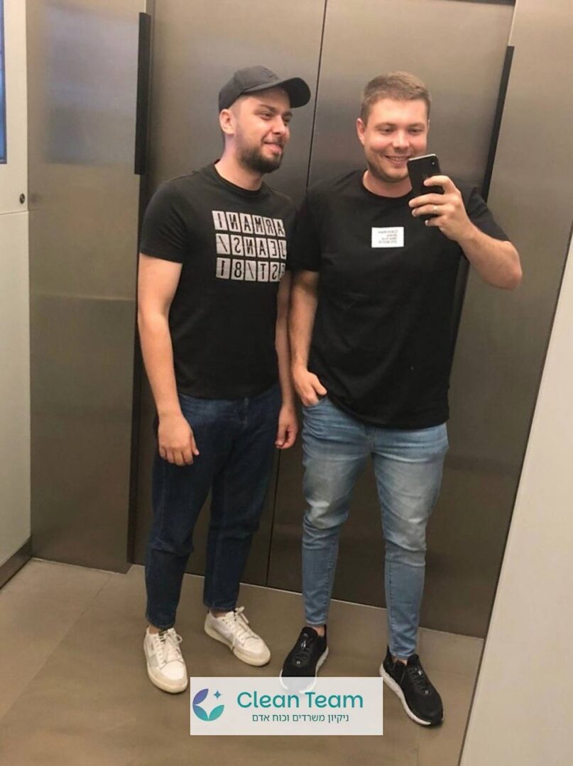 צוות עובדי Clean Team בדרך לניקיון משרדים